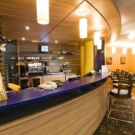 Canal - La Hotel